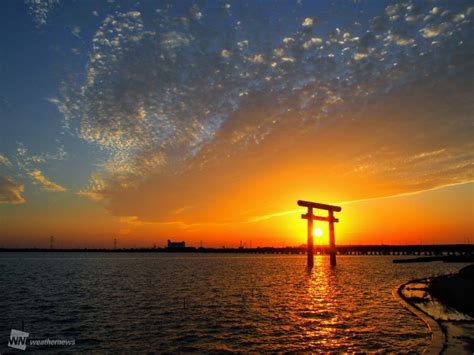 朝空|朝焼け、夕焼けの空はなぜ赤くなるのか？ 空は「虹色」の順に。